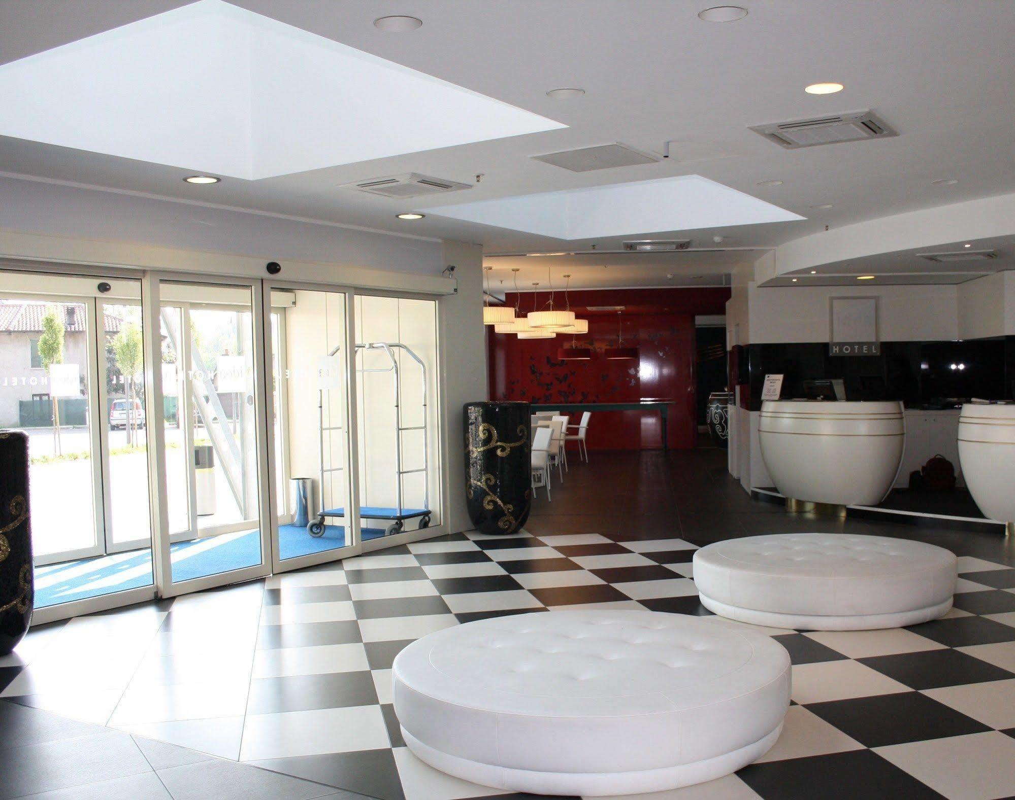 Idea Hotel Milano Malpensa Airport Case Nuove  Eksteriør billede Reception area of a modern hotel
