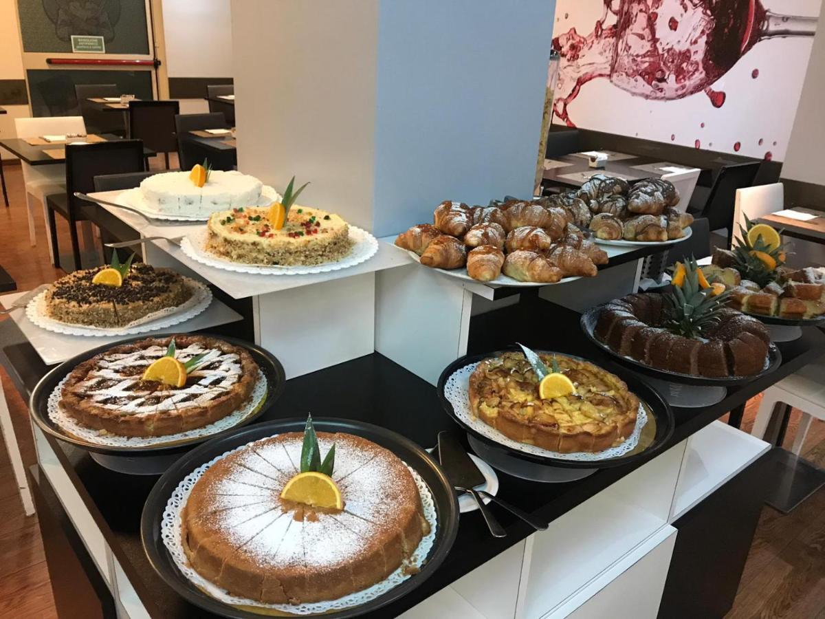Idea Hotel Milano Malpensa Airport Case Nuove  Eksteriør billede Breakfast buffet at a hotel